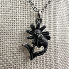 Vintage Y2K Daisy Floral Bee Pendant Necklace Silver Tone Chain Boho Jewelry