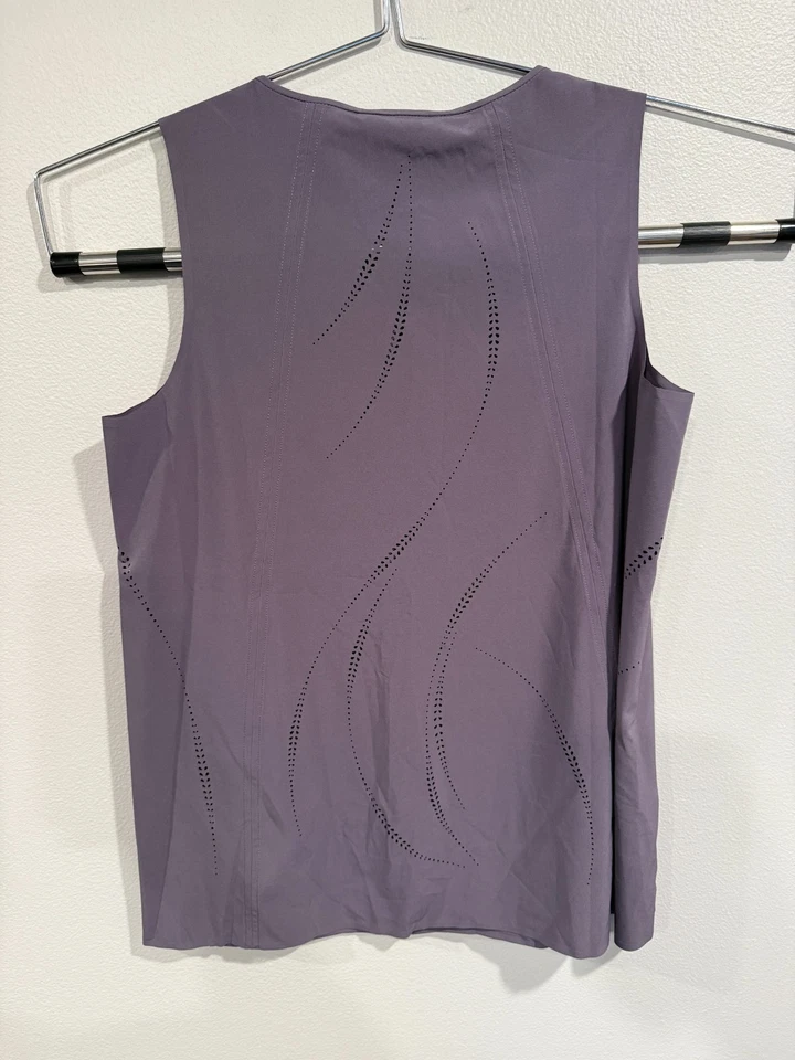 Camiseta sin mangas Athleta Zephyr corte láser para mujer M poliéster violeta cuello redondo ojales Foto 2 de 4