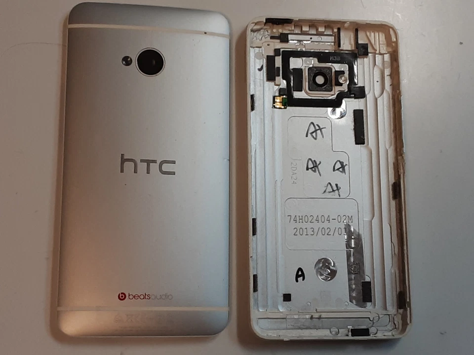 Original HTC ONE M7-Akkudeckel Silber - Bild 2 von 2