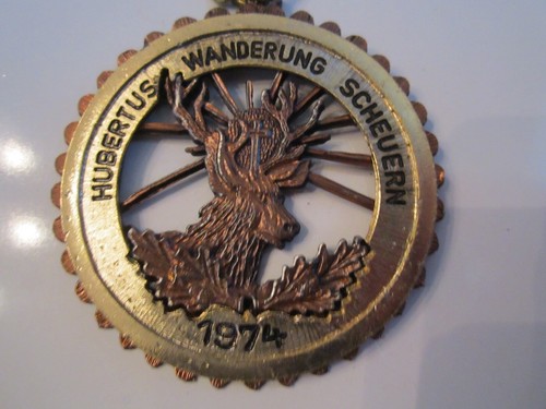 1974 HUBERTUS WANDERUNG SCHEUERN VOLKSWANDERUNG MEDAL - 3 3/4" LONG - Picture 3 of 3