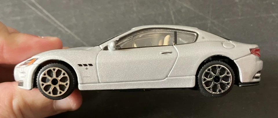Maserati GranTurismo Diecast Silver Burago escala 1/43 - LIMPIO CASI NUEVO Foto 4 de 4