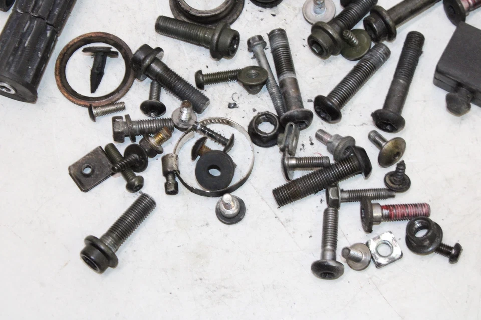 Yamaha YZF R6 2003 OEM pernos de montaje de motor hardware tornillos de motor Foto 2 de 4