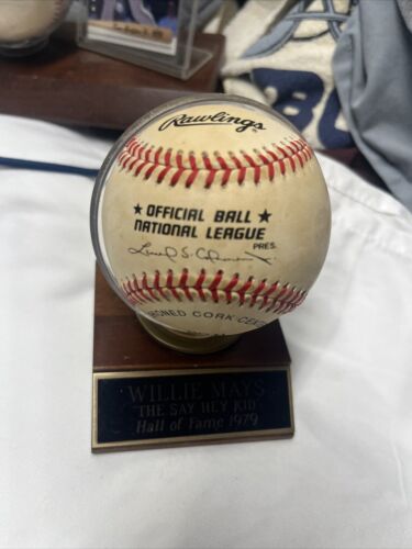Willie Mays firmato Leonard Coleman con supporto in legno vintage e targa Hof 1979