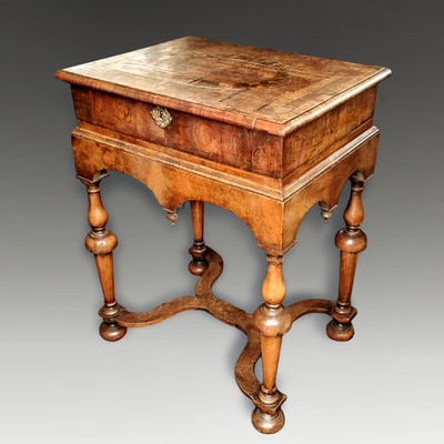 Nussbaum & Labernum Austernschliff furnierte Schatulle auf Ständer um 1680. Super Figuration