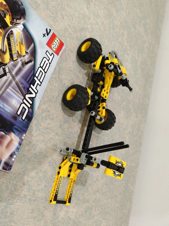 LEGO Technic 8240 Slammer Stunt Bike, photo 4 of 5