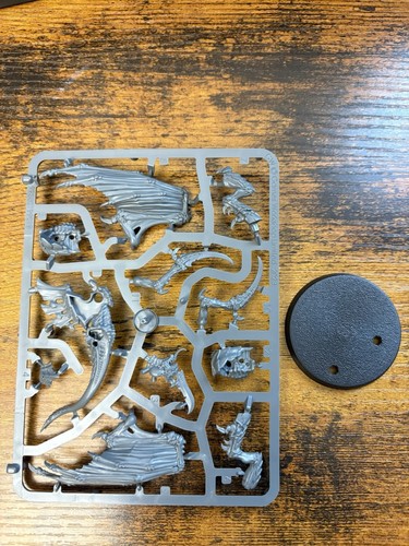 Warhammer 40k Tyraniden Geflügelter Alphakrieger im Gußrahmen