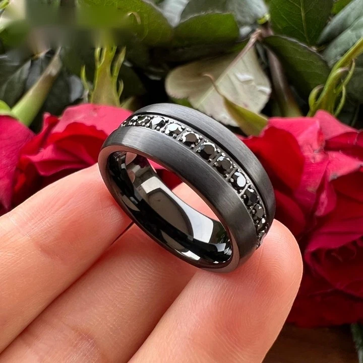 Anillo de carburo de tungsteno con acabado cepillado de circón negro de 8 mm para boda ajuste cómodo Foto 2 de 4