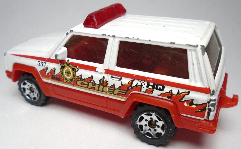 1986 MATCHBOX JEEP CHEROKEE #557 CHIEF WHITE RED 1:58 DIECAST 2 7/8" FIRE TRUCK - Image 3 of 4