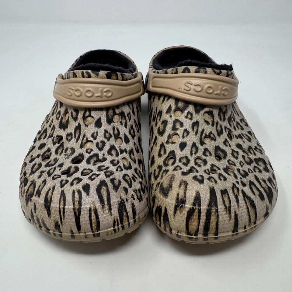 Zuecos forrados de lana con estampado de guepardo negro y leopardo Crocs para mujer talla 8” Foto 4 de 4