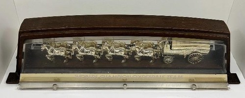 BUDWEISER "WORLDS CHAMPION CLYDESDALE TEAM" POOL TABLE LIGHT TOPPER ~ EUC - Picture 2 of 3