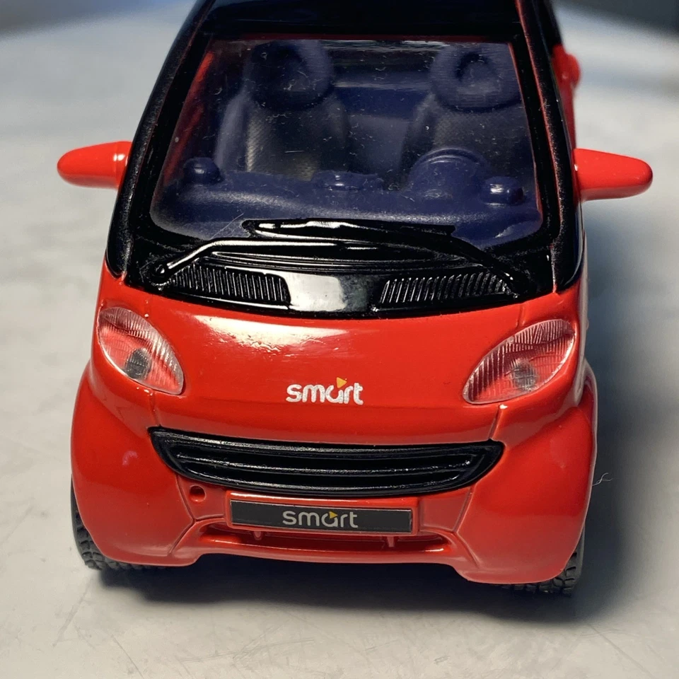 Maisto 1/33 Scale 31852 - Smart 1+1 Model Car Red - Image 2 of 4
