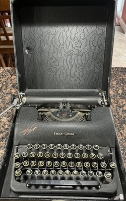 NICE VTG 1947 Smith-Corona Clipper Vintage Portable Typewriter W/ Case.  Working
