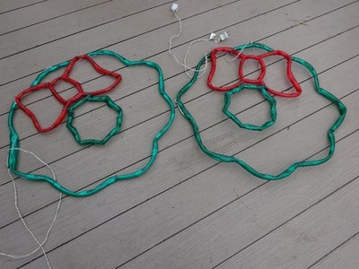 2 Mr. Christmas Mini Light Sculpture Wreath 24 X 24 Works Green Red needs 4 bulb