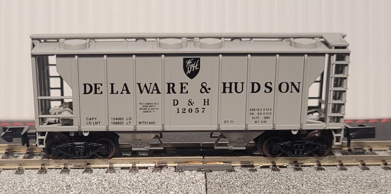 Atlas N-Scale #3161, D & H Twin Bay Covered Hopper, PS-2 RD# D&H 12057