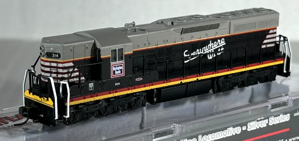 ATLAS N SCALE EMD SD-7 LOCOMOTIVE CHICAGO, BURLINGTON & QUINCY 40005306 - Image 3 of 4