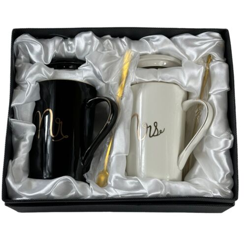 Mr & Mrs Porzellan Keramik Kaffeetassen mit Deckel und goldenem Löffel Hochzeitsgeschenk - Bild 1 von 10