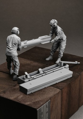 1/35 AH-64 Apache helicopter ground crew set with AGM-114 Hellfire Missile/33-35 - Picture 9 of 12