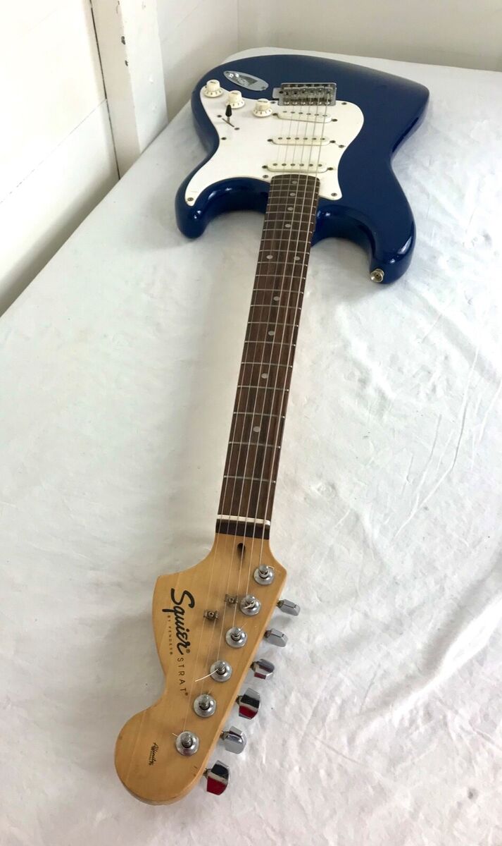 Fender Squier Stratocaster Electric Guitar w/ Gig Bag. Dark Fender Squier Stratocaster Electric Guitar w/ Gig Bag. Dark