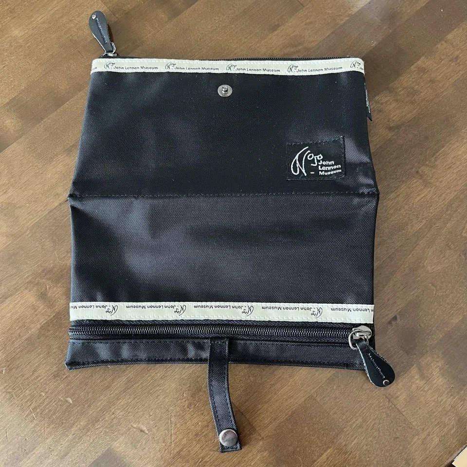 John Lennon Etiquetas Beatles Museo Estuche Billetera Lápiz Bolsa Accesorio Raro Japón Foto 3 de 4