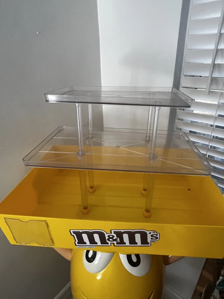 Carro de dulces M&M amarillo usado con bandeja estatua de plástico sobre ruedas Foto 2 de 3