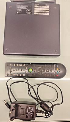 Linksys Windows Media Center Extender nebst Netzteil und Fernbedienung