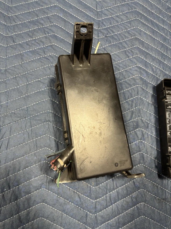 1995 Dodge Ram Fuse Box Junction block 95-97 1996 1500 2500 cummins truck - Image 4 of 4