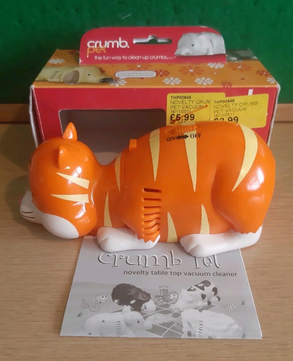Novelty Boxed Crumb Pet Mini Hand Held Cat Table Top Vacuum Cleaner Kitsch'n'fun