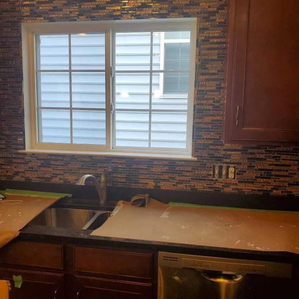 Azulejo de vidrio metálico oro rosa, plata y tinta azul mosaico lineal entrelazado para... Foto 4 de 4