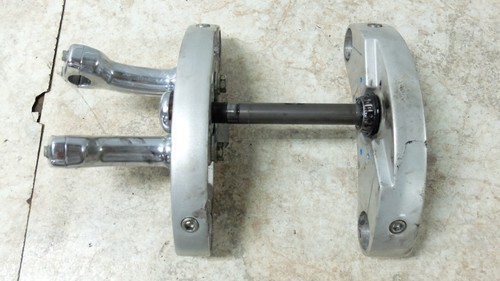 01 Victory Polaris V92C V92 C Deluxe triple tree front fork shock mount clamp - Picture 4 of 4