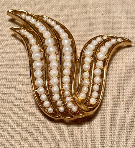 Vintage Jewelry Signed TRIFARI Large Gold Tone & Pearl Swirl Leaf Brooch