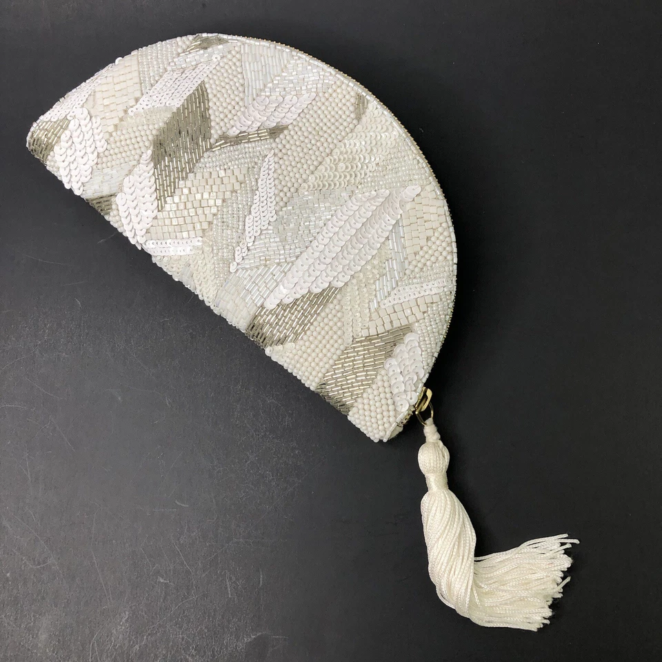 Bolso clutch de noche Anthropologie con lentejuelas con cuentas borla de media luna blanco plateado Foto 2 de 4