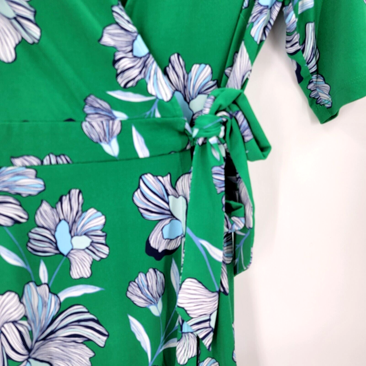 vince camuto green wrap dress Vince Camuto Women's Sz 4 Wrap Dress Floral Short Green Summer Dress Tie