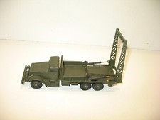 DINKY TOYS camion militaire BROCKWAY vers. 2, chassis gravé avec 1 plot,  beau R
