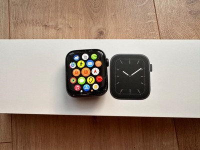 Apple Watch Series 5 44mm Space Grau Aluminiumgehäuse mit Schwarz Sportarmband -