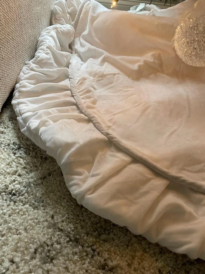 Vickerman 60" Plush White Velvet Treeskirt - QTX17761 - Image 2 of 2