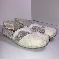 woman  s lace Tom  s size 7