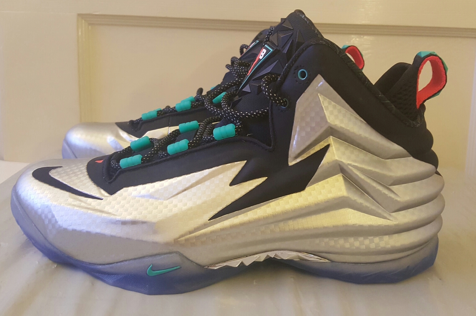 nike chuck posite metallic silver