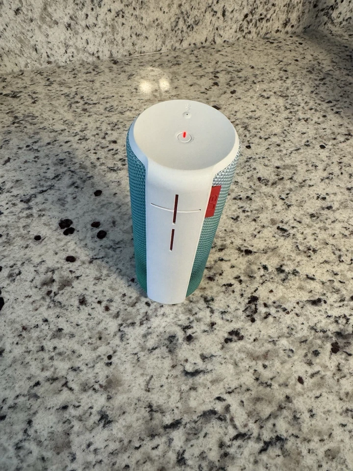 Altavoz inalámbrico Bluetooth Logitech UE Boom - Northern Light Foto 2 de 4