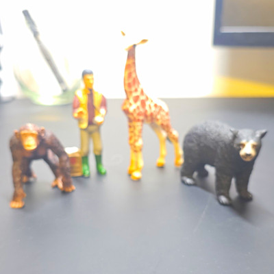 Schleich Konvolut Tierfiguren Schimpanse Giraffe Bär mit Person Figuren 
