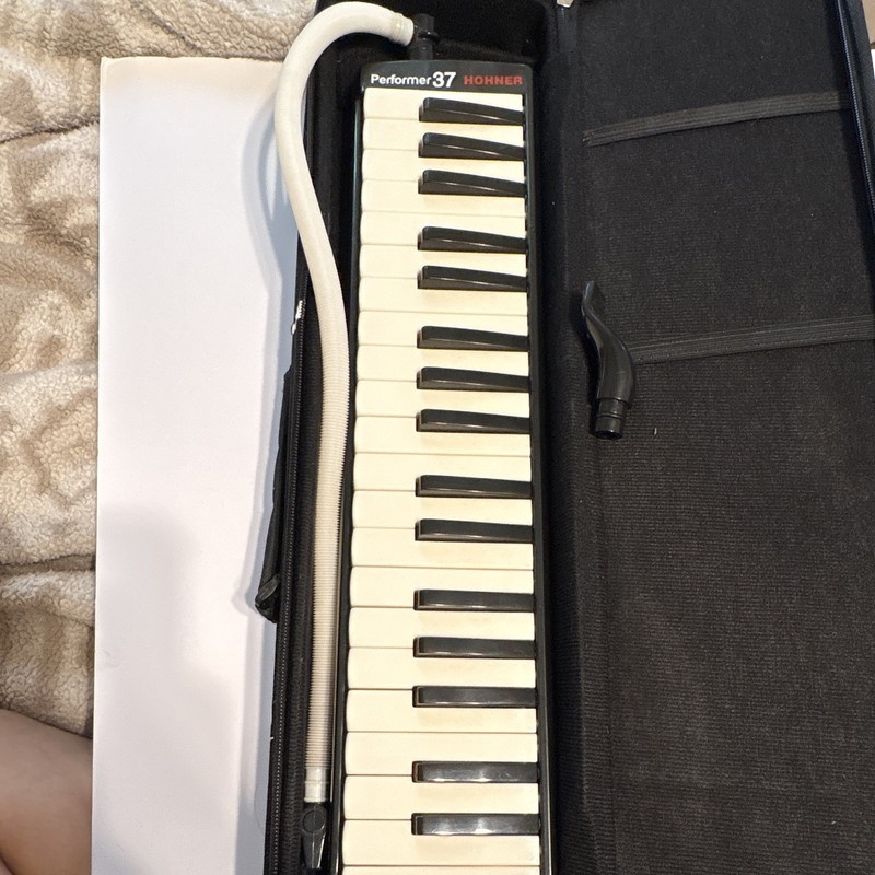 HOHNER Performer 37 37-Key Melodica w/ Case Mouthpiece & Flexible Blow Pipe