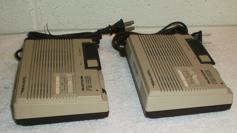 (2) REALISTIC 43-218 RADIO SHACK SELECTaCOM 3 CHANNEL WIRELESS FM INTERCOM - Image 3 of 4