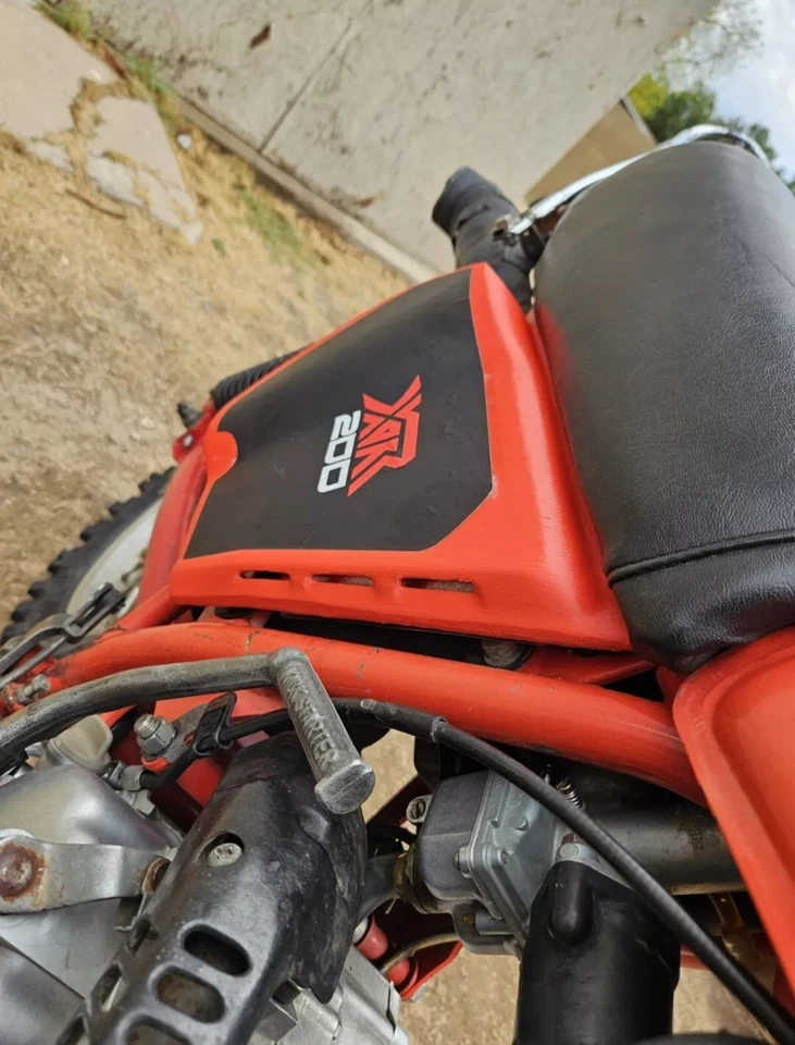 Cubierta lateral derecha Honda XL185 impresa en 3D Foto 3 de 4