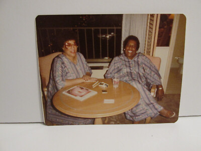 1984 VINTAGE FOUND PHOTOGRAPH COLOR ORIGINAL PHOTO BLACK WOMEN SMOKING CIGARETTE
