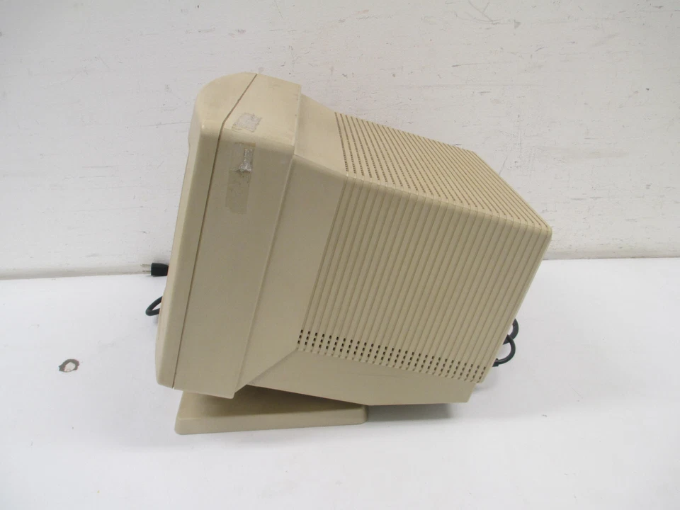 Vintage Compaq 462 CRT Monitor 1995 w/ cords - Image 3 of 4