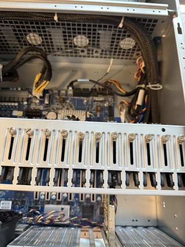 Gigabyte Workstation W771-Z00 AMD Ryzen Threadripper PRO Tower GPU Rack Barebone - Photo 7/11