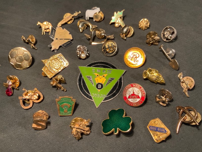 Lot of 33 vintage and modern lapel pins. Various subjects. Good condition. 