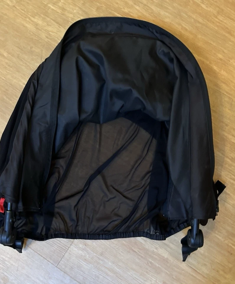 Cochecito Baby Trend Tour vagón negro/rojo con dosel parasol Foto 2 de 4