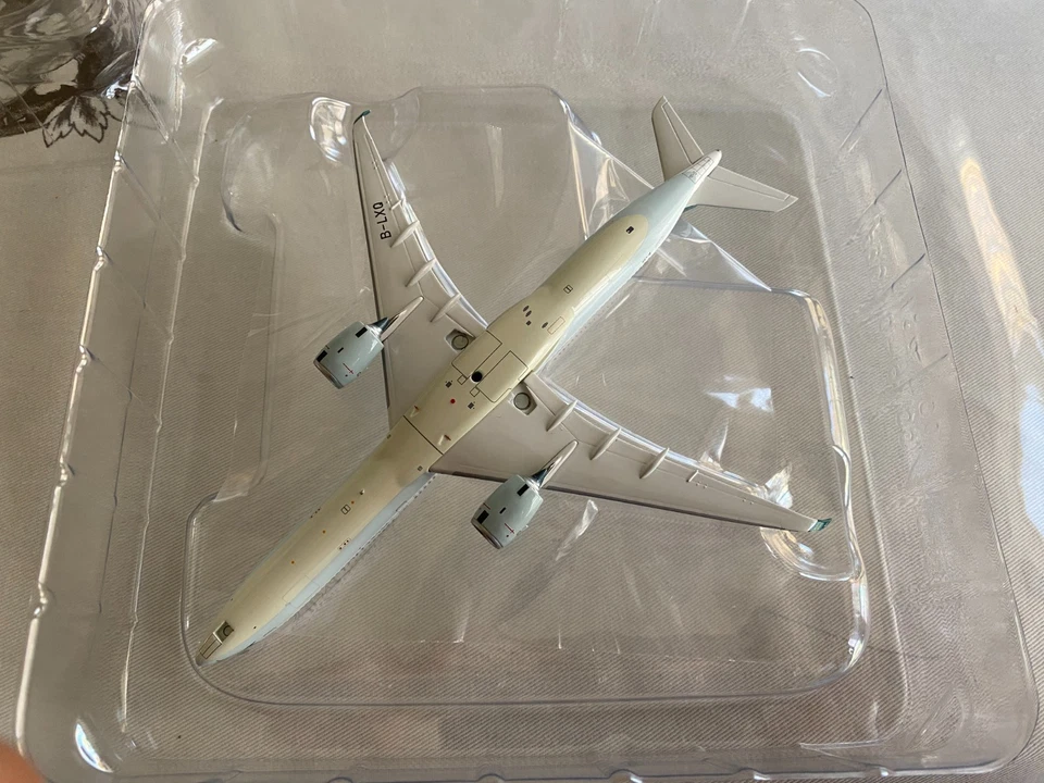 Aviation400 Cathay Airbus A350-1000 MISC Reg. B-LXQ *NEW* - Image 3 of 4