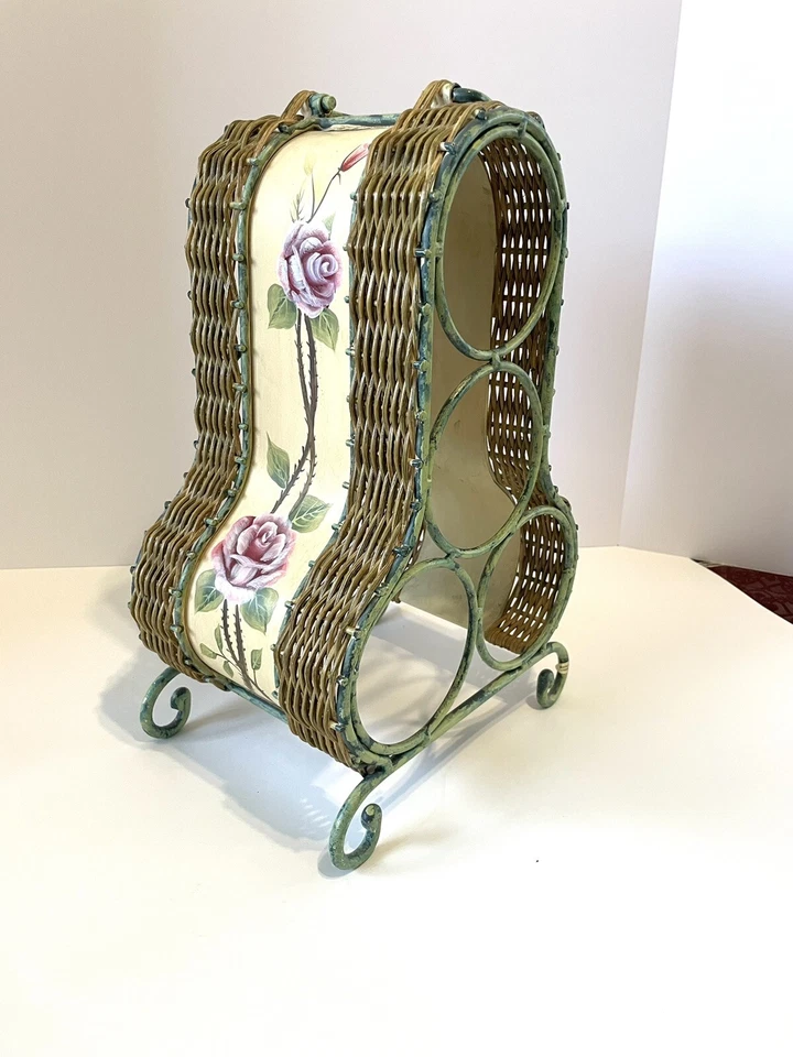 Estante para botellas de vino: marco decorativo de metal verde con paneles laterales de mimbre y rosas Foto 2 de 4