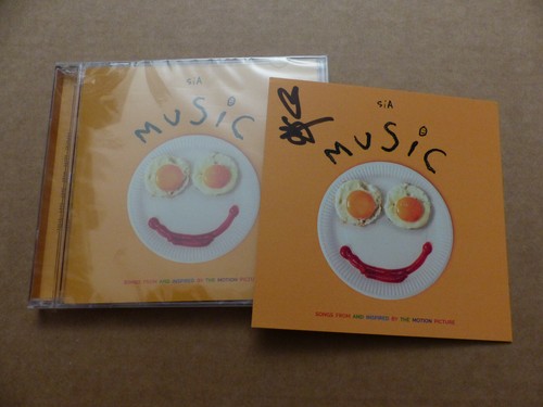 SIA signed Autogramm signiert MUSIC Songs From And Inspired By Album Cover Card - Bild 1 von 2